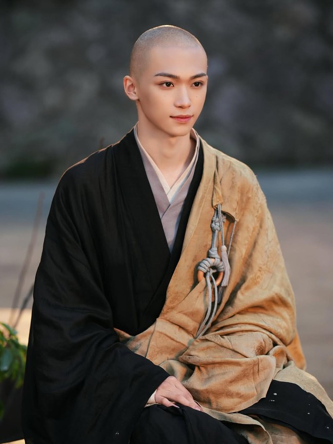 Foto-foto Zi Yu kini viral menjadi perbincangan di forum komunitas Korea. Aktor berusia 23 tahun itu menjadi idola baru karena pesonanya yang memikat. Tak hanya tampan, ia juga terlihat imut. Foto: dok. Instagram @ziyu20020706