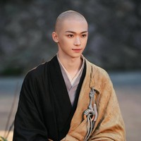 Foto-foto Zi Yu kini viral menjadi perbincangan di forum komunitas Korea. Aktor berusia 23 tahun itu menjadi idola baru karena pesonanya yang memikat. Tak hanya tampan, ia juga terlihat imut. Foto: dok. Instagram @ziyu20020706