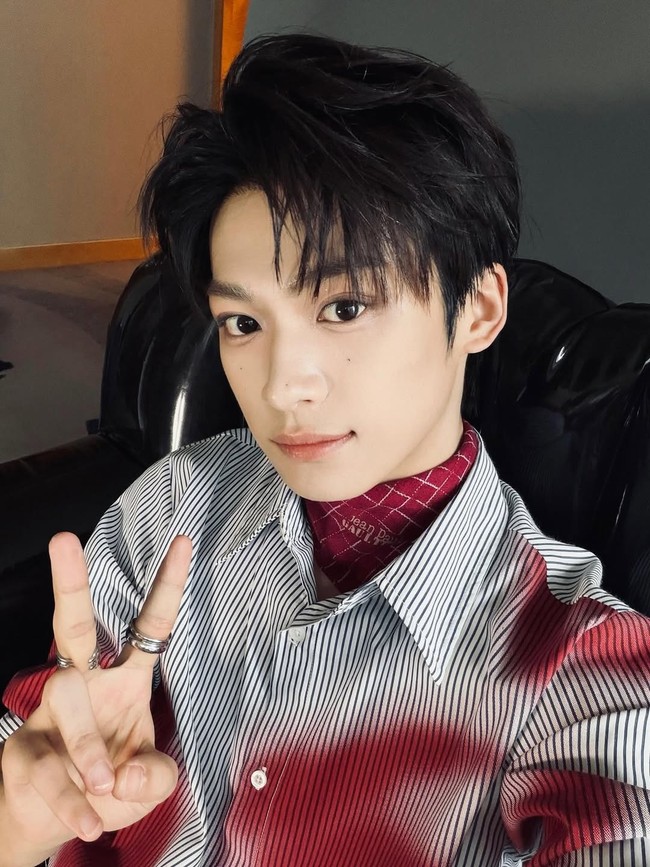 Totalitas demi peran. Zi Yu semula punya rambut lebat, namun ia rela mencukurnya hingga licin sebagai biksu. Foto: dok. Instagram @ziyu20020706