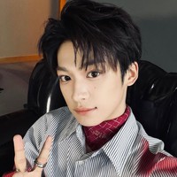 Totalitas demi peran. Zi Yu semula punya rambut lebat, namun ia rela mencukurnya hingga licin sebagai biksu. Foto: dok. Instagram @ziyu20020706