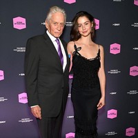 Carys Zeta Douglas mencuri perhatian dalam acara PAC NYC Icons of Culture Gala. Putri pasangan selebriti Michael Douglas dan Catherine Zeta-Jones itu menemani sang ayah tampil di karpet merah. Foto: Getty Images for Perelman Perfor/Slaven Vlasic
