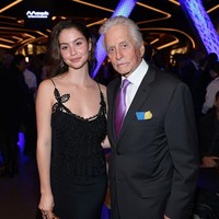 Dalam kesempatan tersebut, Carys mengenakan dress miliki sang ibu. Wanita 22 tahun itu memilih dress hitam berhias renda yang sederhana tapi berkesan. Foto: Getty Images for Perelman Perfor/Dimitrios Kambouris