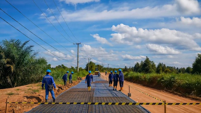 Akses pembangunan jalan yang dilakukan PT OKI Pulp & Paper Mills di jalan Pasar Jetty Baung. Akses pembangunan jalan yang dilakukan PT OKI Pulp & Paper Mills di jalan Pasar Jetty Baung.