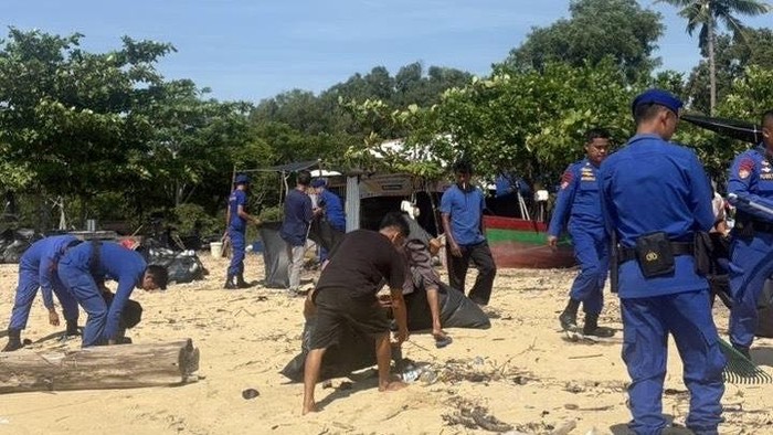 Sambut HUT Polairud, Polres Bangka Barat dan Warga Pesisir Bersihkan Pantai