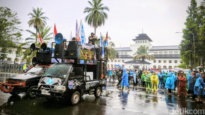 Aksi buruh di depan Gedung Sate Bandung Aksi buruh di depan Gedung Sate Bandung