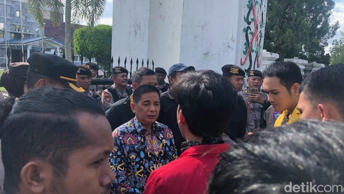Aksi massa di depan DPRD Kalteng evaluasi kepemimpinan Prabowo-Gibran Aksi massa di depan DPRD Kalteng evaluasi kepemimpinan Prabowo-Gibran.