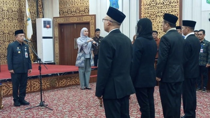 Al Haris saat lantik 4 pejabat Eselon II hasil lelang jabatan Al Haris saat lantik 4 pejabat Eselon II hasil lelang jabatan