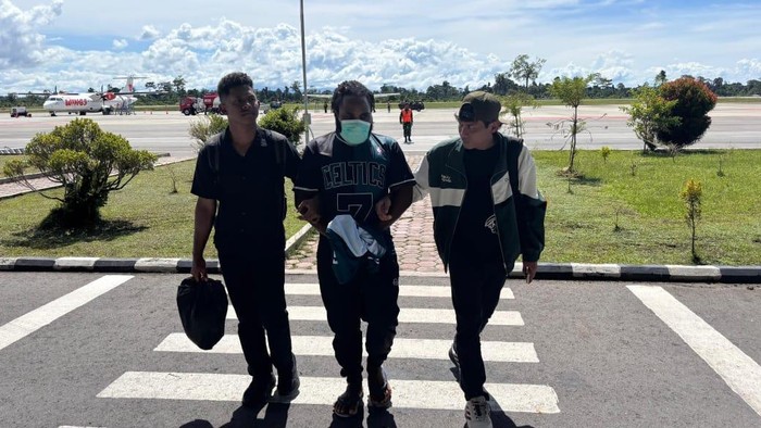 Anggota KKB Konara Enumbi (tengah) saat dibawa untuk dilimpahkan ke Kejari Nabire. Anggota KKB Konara Enumbi (tengah) saat dibawa untuk dilimpahkan ke Kejari Nabire.