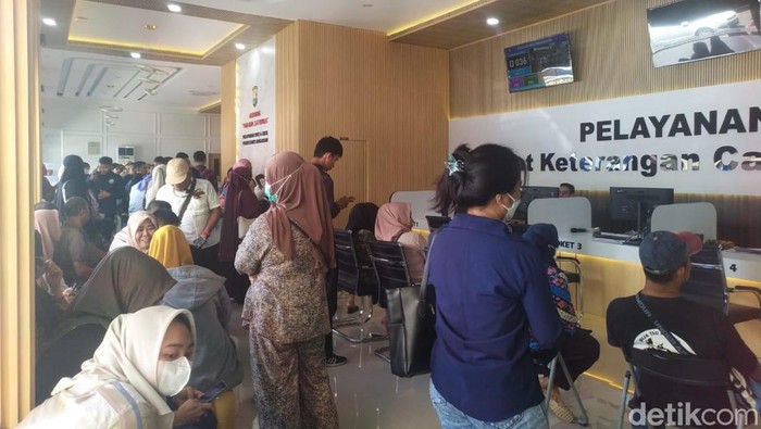Antrean pengurusan SKCK di Polrestabes Makassar. Antrean pengurusan SKCK di Polrestabes Makassar.