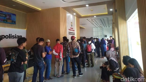 Antrean pengurusan SKCK di Polrestabes Makassar. Antrean pengurusan SKCK di Polrestabes Makassar.