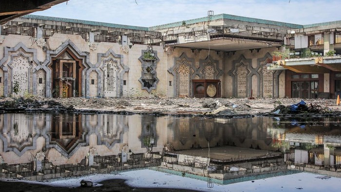 Arab Saudi Danai Pemulihan Masjid Islamic Center Jakarta Kondisi bangunan Masjid Jakarta Islamic Center pascakebakaran, di Koja, Jakarta, Rabu (29/10/2025). Pemprov DKI Jakarta menyatakan masjid yang rusak akibat kebakaran pada tahun 2022 tersebut akan dilakukan perbaikan dengan didanai Arab Saudi yang ditargetkan dimulai pada awal tahun 2026. ANTARA FOTO/Naufal Khoirulloh/fzn/tom.