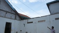 Atap kamar asrama di Pondok Pesantren Salafiyah Syafi’iyah Syekh Abdul Qodir Jaelani, Situbondo, ambruk pada Rabu (29/10/2025). ANTARA FOTO/Seno