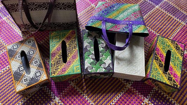 Ayaman Daun Pandan Khas Sumbawa (Dok. indonesia.org) Ayaman Daun Pandan Khas Sumbawa (Dok. indonesia.org)