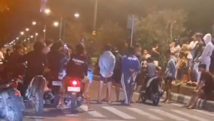 Balap liar sejumlah pelajar di Jalan Udayana, Mataram, Sabtu (25/10/2025). (Istimewa) Balap liar sejumlah pelajar di Jalan Udayana, Mataram, Sabtu (25/10/2025). (Istimewa)