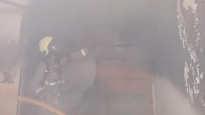 Bangunan ruko berlokasi di Pasar Baru, Jakarta Pusat kebakaran. Puluhan personel damkar dikerahkan ke TKPi. (dok Gulkarmat DKI) Bangunan ruko berlokasi di Pasar Baru, Jakarta Pusat kebakaran. Puluhan personel damkar dikerahkan ke TKPi. (dok Gulkarmat DKI)