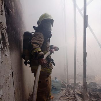 Bangunan ruko berlokasi di Pasar Baru, Jakarta Pusat kebakaran. Puluhan personel damkar dikerahkan ke TKPi. (dok Gulkarmat DKI) Bangunan ruko berlokasi di Pasar Baru, Jakarta Pusat kebakaran. Puluhan personel damkar dikerahkan ke TKPi. (dok Gulkarmat DKI)