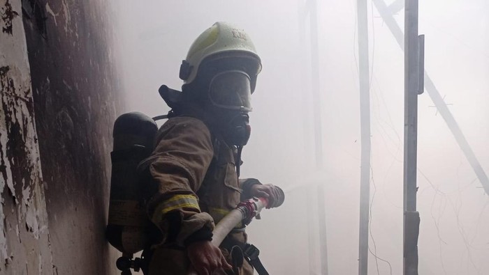 Bangunan ruko berlokasi di Pasar Baru, Jakarta Pusat kebakaran. Puluhan personel damkar dikerahkan ke TKPi. (dok Gulkarmat DKI) Bangunan ruko berlokasi di Pasar Baru, Jakarta Pusat kebakaran. Puluhan personel damkar dikerahkan ke TKPi. (dok Gulkarmat DKI)