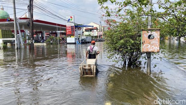 Banjir di Jalan Kaligawe Pantura Semarang-Demak, Kota Semarang, Kamis (30/10/2025).