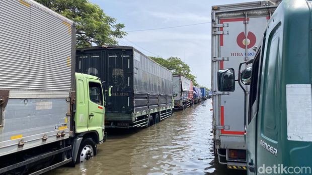 Banjir di Jalan Kaligawe Pantura Semarang-Demak, Kota Semarang, Kamis (30/10/2025).