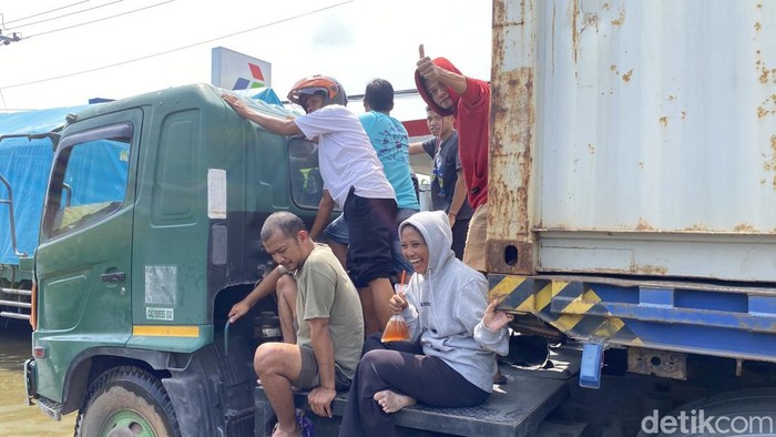 Banjir di Jalan Kaligawe Pantura Semarang-Demak, Kota Semarang, Kamis (30/10/2025).