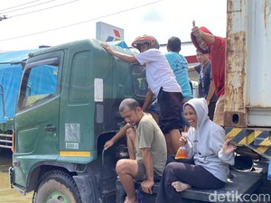 Banjir Pantura Semarang-Demak Capai 60 Cm, Warga Antre Numpang Truk