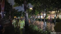 Jalan Kemang Raya Jaksel Masih Banjir Malam Ini, Perahu Karet Dikerahkan Jalan Kemang Raya Jaksel Masih Banjir Malam Ini, Perahu Karet Dikerahkan