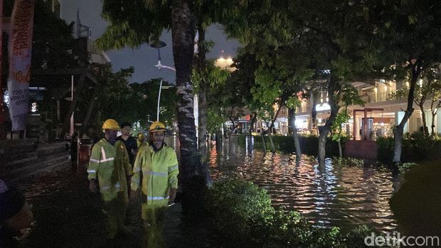 Banjir di Jalan Kemang Raya Kondisi terkini banjir di Jalan Kemang Raya, Jakarta Selatan (Jaksel), Kamis (30/10/2025). (Devi/detikcom)