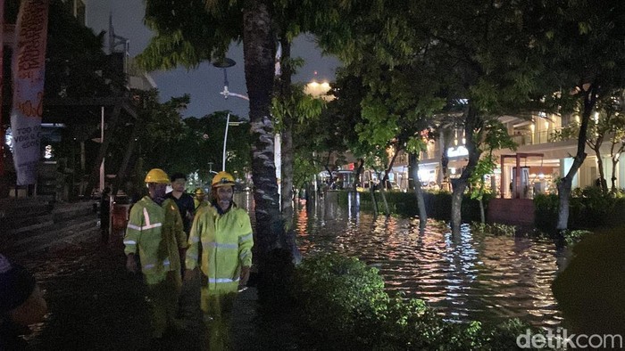 Banjir di Jalan Kemang Raya Kondisi terkini banjir di Jalan Kemang Raya, Jakarta Selatan (Jaksel), Kamis (30/10/2025). (Devi/detikcom)