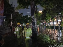 Video: Momen Warga Dievakuasi Pakai Perahu Karet Buntut Banjir di Kemang