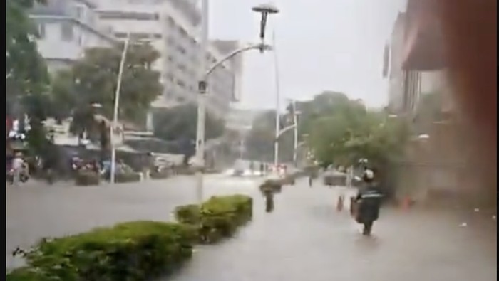 Banjir di Jalan kemang Raya sore ini. (Dok. TMC Polda Metro Jaya) Banjir di Jalan kemang Raya sore ini. (Dok. TMC Polda Metro Jaya)
