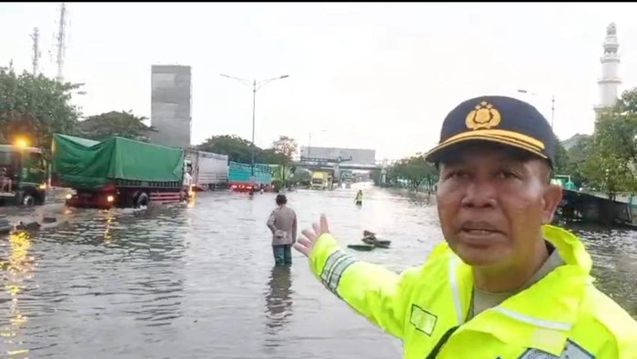 Banjir Semarang Kondisi banjir di Jalur Pantura Jalan Raya Kaligawe, Kecamatan Genuk, Kota Semarang, Kamis (30/10/2025) pukul 17.00 WIB.