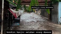Banjir Tinggi di Petogogan Jaksel, Warga Sebut Tanggul Kali Krukut Jebol Banjir Tinggi di Petogogan Jaksel, Warga Sebut Tanggul Kali Krukut Jebol