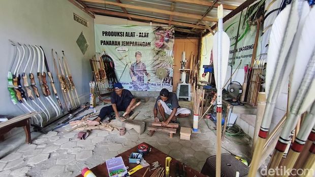 Bengkel Jemparingan Suasana rumah produksi peralatan jemparingan di Ngulakan, Hargorejo, Kokap, Kulon Progo, Kamis (30/10/2025)