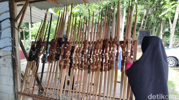 Bengkel Jemparingan Peralatan jemparingan di Ngulakan, Hargorejo, Kokap, Kulon Progo, Kamis (30/10/2025)