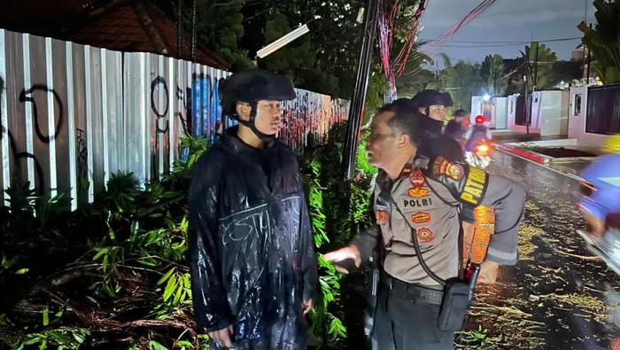 Brimob Polda Metro gerak cepat evakuasi pohon tumbang di Jalan Darmawangsa X, Jaksel. Brimob Polda Metro gerak cepat evakuasi pohon tumbang di Jalan Darmawangsa X, Jaksel.