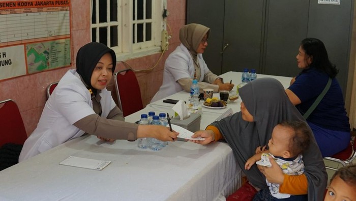 Brimob Polda Metro menggelar bakti kesehatan di Senen, Jakpus. Brimob Polda Metro menggelar bakti kesehatan di Senen, Jakpus.