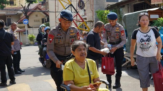 Brimob Polda Metro menggelar bakti kesehatan di Senen, Jakpus. Brimob Polda Metro menggelar bakti kesehatan di Senen, Jakpus.