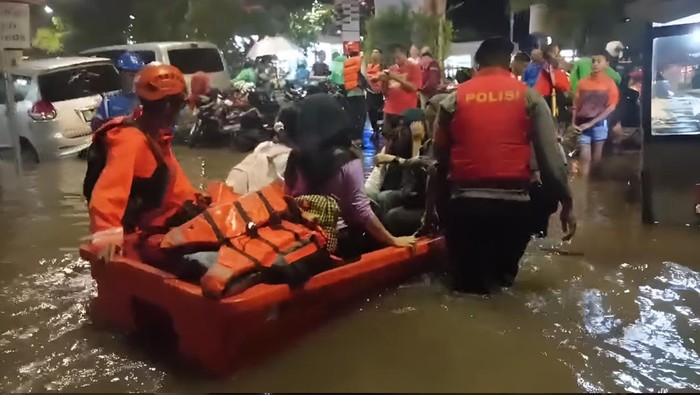 Brimop terjun dalam penanganan banjir di Jakarta Brimop terjun dalam penanganan banjr di Jakarta