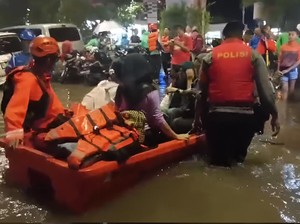Brimob Polda Metro Turun Bantu Evakuasi Warga Terdampak Banjir di Jaksel
