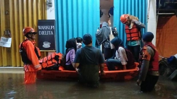 Brimop terjun dalam penanganan banjir di Jakarta Brimop terjun dalam penanganan banjr di Jakarta