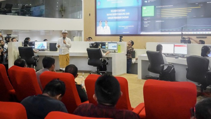 Bupati Badung, I Wayan Adi Arnawa meninjau sistem pengoperasian CCTV analitik melalui command centre Diskominfo Badung, Rabu (29/10/2025).