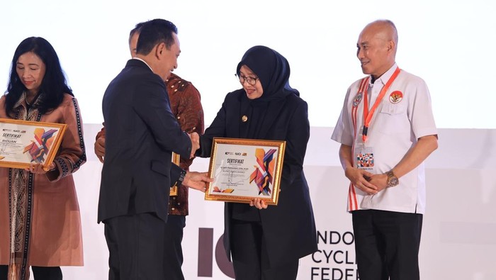 Bupati Banyuwangi Ipuk Fiestiandani menerima penghargaan dari Pengurus Besar Ikatan Sport Sepeda Indonesia (PB ISSI). Bupati Banyuwangi Ipuk Fiestiandani menerima penghargaan dari Pengurus Besar Ikatan Sport Sepeda Indonesia (PB ISSI).