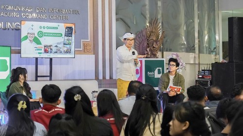 Bupati I Wayan Adi Arnawa berbincang dengan generasi muda saat acara BATCH di Lobby Command Center, Diskominfo Badung, Rabu, (29/10/2025). (Dok. Pemkab Badung)