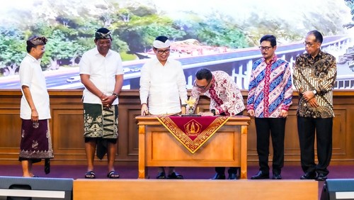 Bupati I Wayan Adi Arnawa menandatangani perjanjian pinjaman daerah pembangunan antara PT SMI dengan Pemkab Badung di Ruang Kertha Gosana, Puspem Badung, Kamis, (30/10/2025). (Dok. Pemkab Badung)