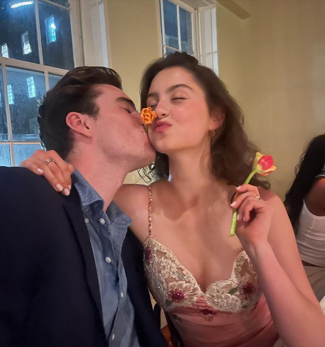 Lulusan Universitas Brown tersebut pernah berbagi kecintaannya dengan pakaian vintage kepada Majalah People. Ia mengaku jarang membeli yang baru apalagi banyak baju bagus sudah ada di rumahnya. Foto: Instagram @carys.douglas