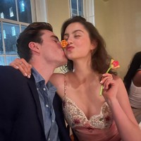 Lulusan Universitas Brown tersebut pernah berbagi kecintaannya dengan pakaian vintage kepada Majalah People. Ia mengaku jarang membeli yang baru apalagi banyak baju bagus sudah ada di rumahnya. Foto: Instagram @carys.douglas