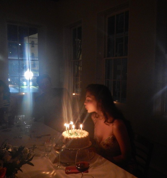 Carys memang tak hanya beruntung mewarisi kecantikan ibunya tapi juga koleksi busana mewah sang aktris. Sebelumnya ia merayakan ulang tahunnya yang ke-21 dengan gaun Ungaro merah muda berenda yang dikenakan ibunya di MTV Movie Awards pada tahun 1999. Foto: Instagram @carys.douglas