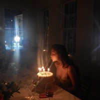 Carys memang tak hanya beruntung mewarisi kecantikan ibunya tapi juga koleksi busana mewah sang aktris. Sebelumnya ia merayakan ulang tahunnya yang ke-21 dengan gaun Ungaro merah muda berenda yang dikenakan ibunya di MTV Movie Awards pada tahun 1999. Foto: Instagram @carys.douglas