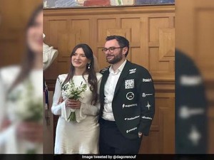 Viral Gaya Unik Pendiri Startup Nikah Pakai Jas Penuh Iklan Logo Sponsor