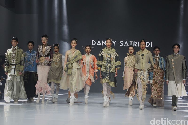 Danny JFW 2026 Model mengenakan busana koleksi Danny di Jakarta Fashion Week 2026 (JFW 2026) di Jakarta, Kamis (30/10/2025).